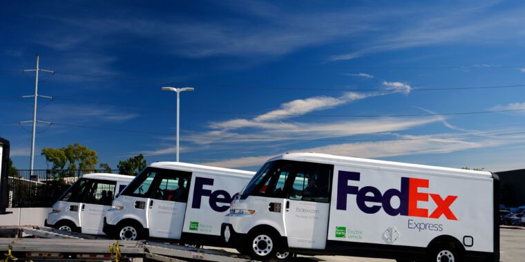 FedEx receives its first electric BrightDrop delivery vans thumbnail