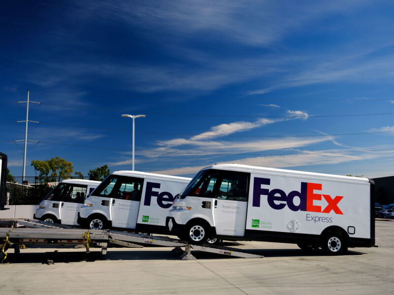 BrightDrop delivers five of 500 electric light commercial vehicles to FedEx, the first customer to receive the EV600s. 