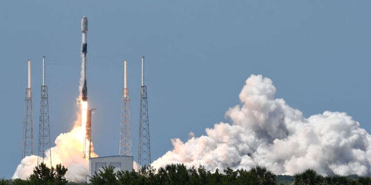 China upset about needing to dodge SpaceX Starlink satellites thumbnail