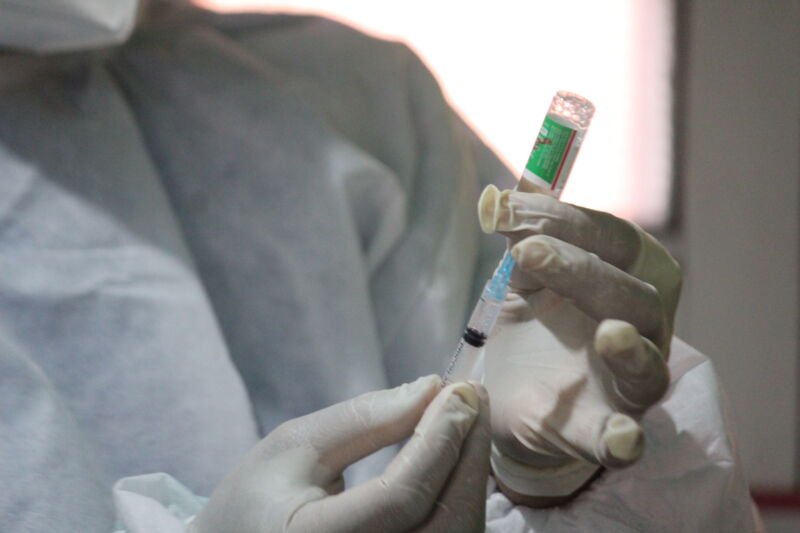 Image of a health worker preparing an injection.