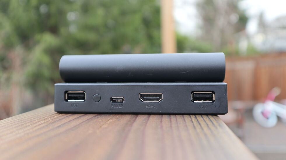 Ports d'accueil analogiques : HDMI (1), USB Type A (2), USB Type C pour l'alimentation (1).