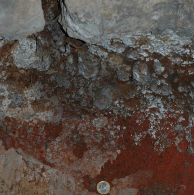 Lave recouvrant le téphra volcanique dans la sous-structure de la tombe.