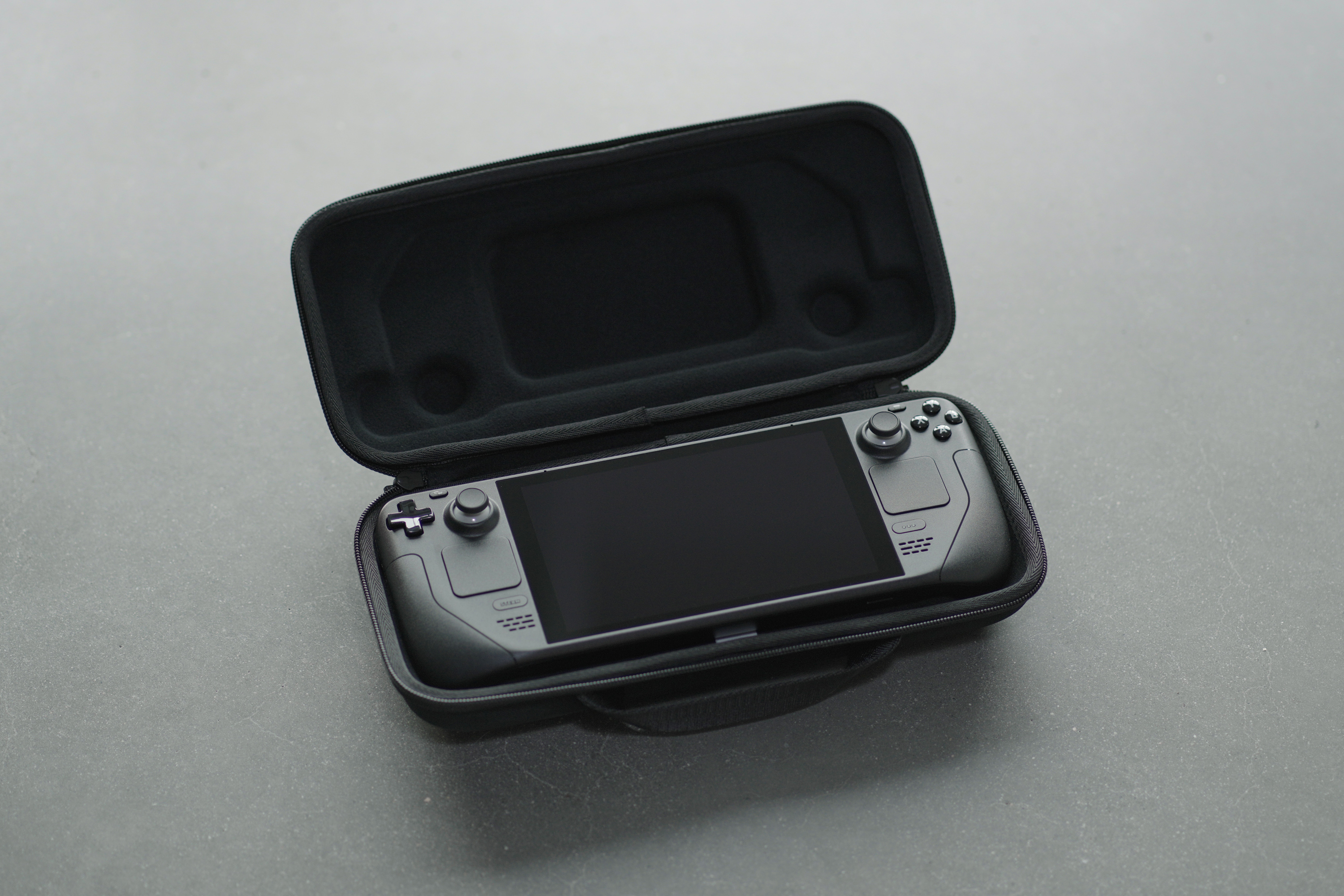 Valve shows off final packaging, carrying case for the Steam Deck