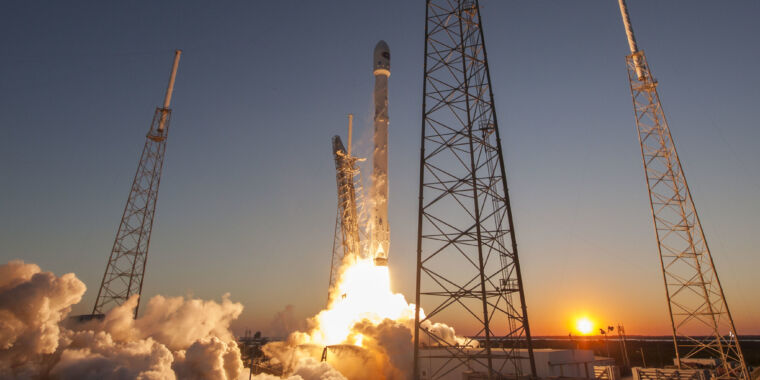 Dopo 7 anni, lo stadio del razzo Falcon 9 esaurito sta per raggiungere la luna