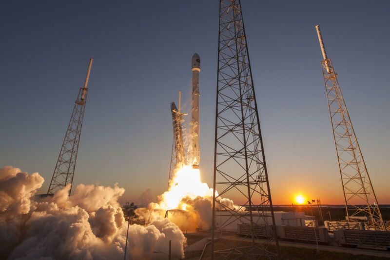 Dopo 7 anni, lo stadio del razzo Falcon 9 esaurito sta per raggiungere la luna