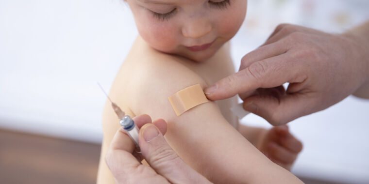 FDA, Pfizer abandon 2-shot COVID vaccine in kids under 5, citing new data thumbnail