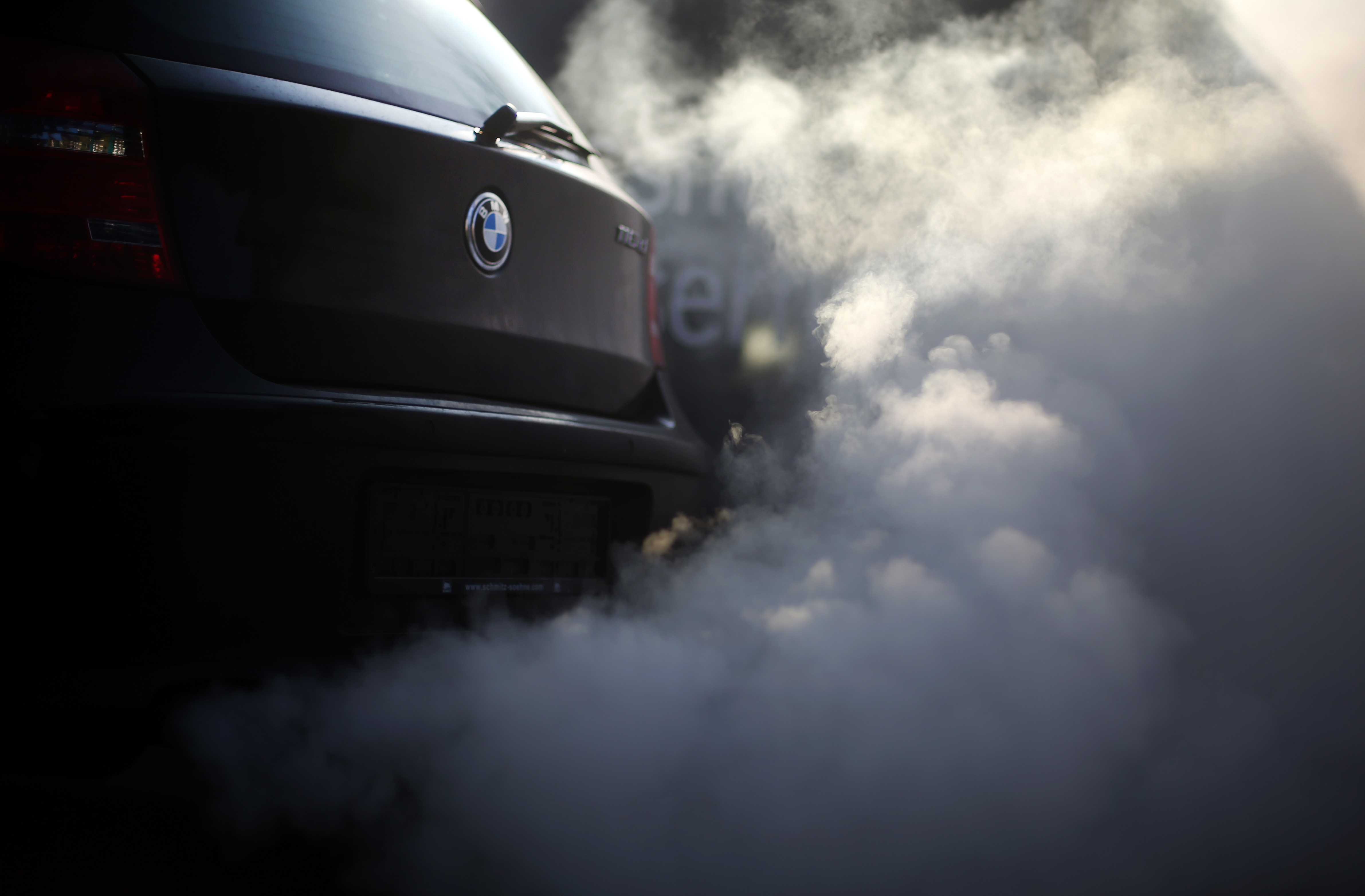 Пассат черный дым. Выбросы автомобилей. Дым от машины. Автомобильные выбросы в атмосферу. Вредные выбросы автомобилей.