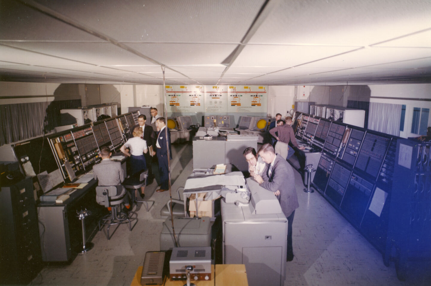 Ас эвм. Компьютер IBM an/FSQ-7. АСУ СССР. АСУ ЭВМ. Командно вычислительный центр.