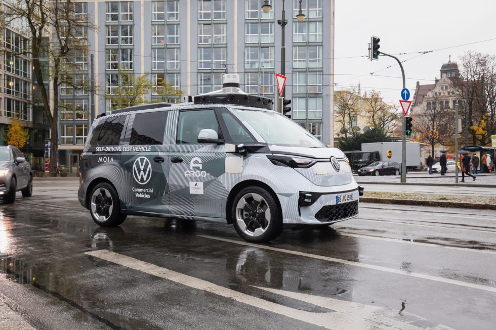 Un prototipo VW ID Buzz equipado con el hardware y software de conducción autónoma de Argo AI en las calles de Munich, Alemania. 