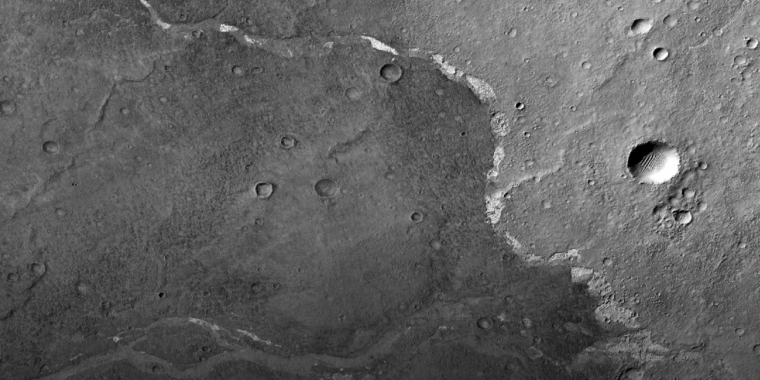 Dòng nước lỏng cuối cùng của sao Hỏa chảy vào khoảng 2 tỷ năm trước