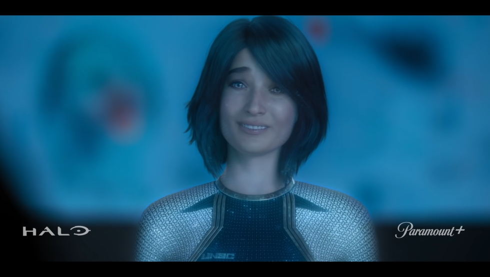 La Première Apparition Du Personnage Cortana Dans Une Série Télévisée En Direct. Ce Regard Étrange De Vallée Sur Son Visage Est Tout Aussi Apparent Dans La Vidéo Que Dans Une Image Fixe.