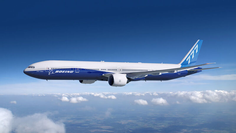 Un Boeing 777 volant au-dessus des nuages.