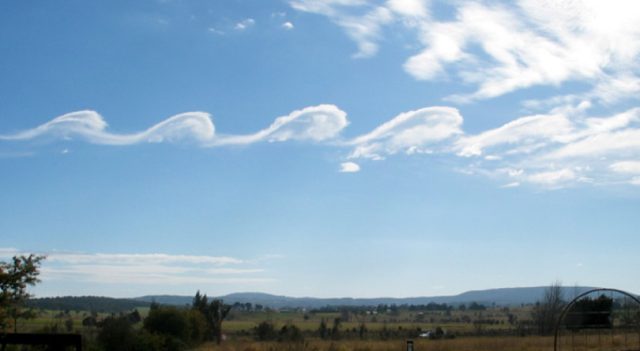 Golfwolken vormen zich boven Mount Duval, New South Wales, Australië, als gevolg van een Kelvin-Helmholtz-instabiliteit.