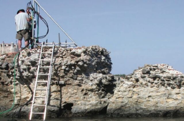 Кей Косанос, Орбетело, Италия.  Проучване от 2017 г. установи, че образуването на кристали в бетона, използван за изграждане на морски стени, помага да се предотврати образуването на пукнатини.