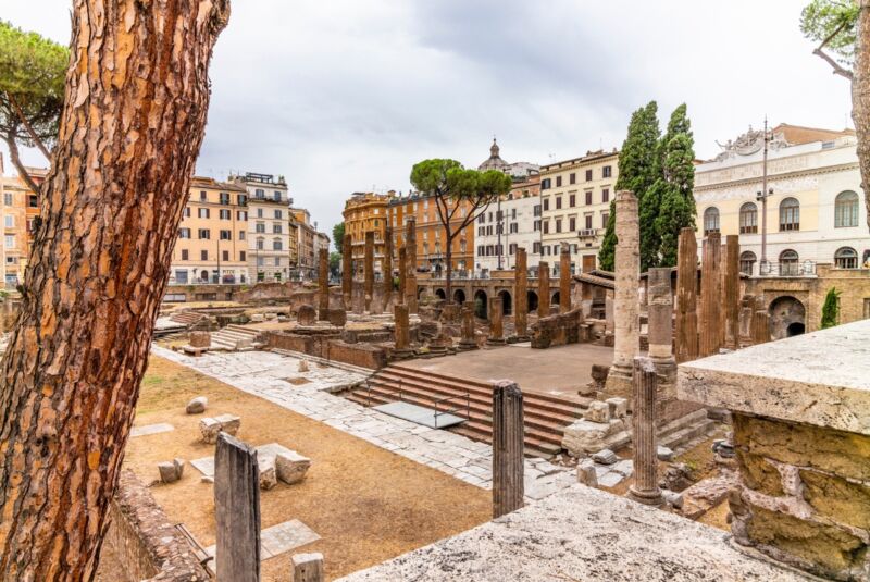 La Ville Relativement Moderne Entoure Les Ruines Antiques.