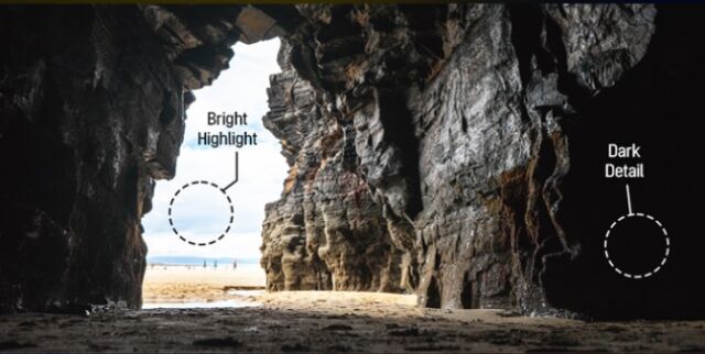 Η οθόνη της Samsung σημειώνει ότι το QD-OLED ενισχύει το HDR, χάρη στην ικανότητά του να απεικονίζει λεπτομέρειες σε φωτεινά σημεία και σκιές.