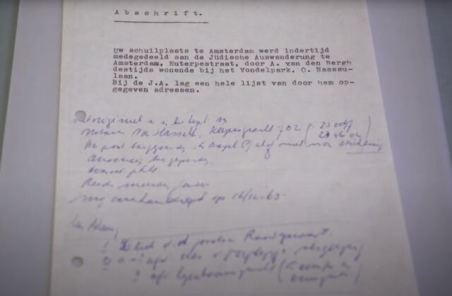 Otto Frank's copy of an anonymous note he received, identifying Jewish Council member Arnold van den Bergh as the informant who betrayed the Frank family to the Nazis. The handwriting below is that of a 1963 detective.