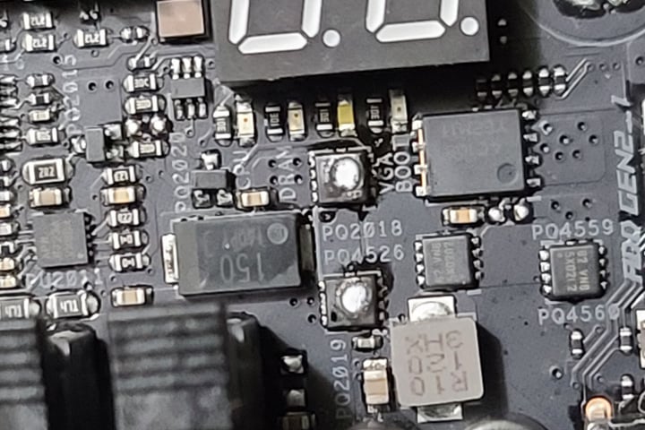 Uma imagem em close do componente do computador danificado.
