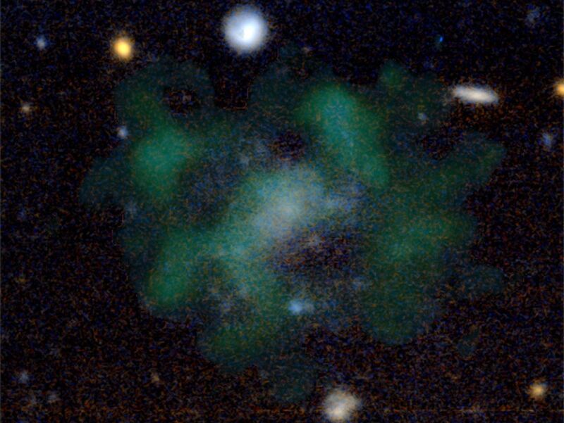 Os astrônomos desenharam as estrelas (mostradas aqui em azul) e gás (verde) para a estranha galáxia conhecida como AGC 114905.