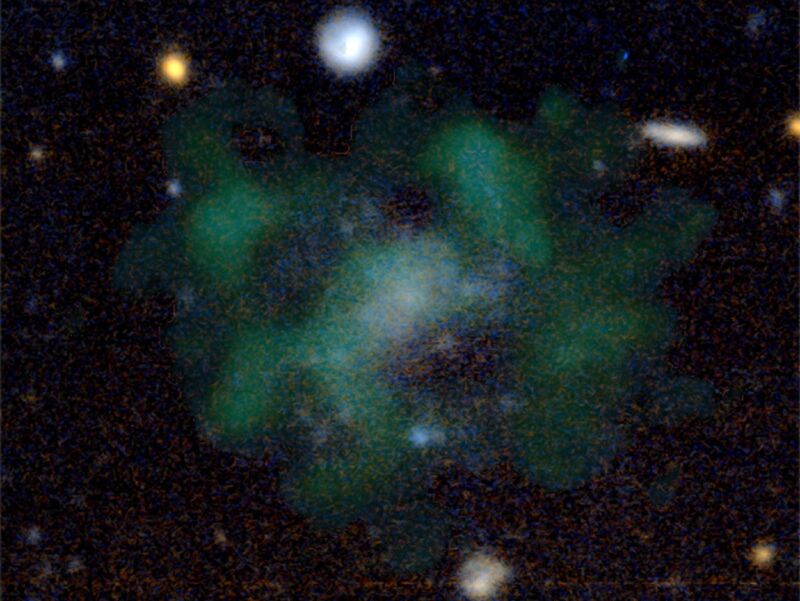 Los astrónomos mapearon las estrellas de la extraña galaxia conocida como AGC 114905 (que se muestra aquí en azul) y gas (verde).