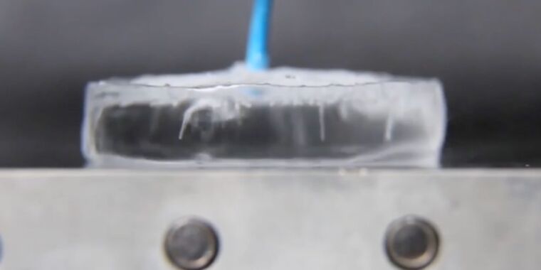 Study: Leidenfrost effect occurs in all three water phases: Solid, liquid, and vapor thumbnail