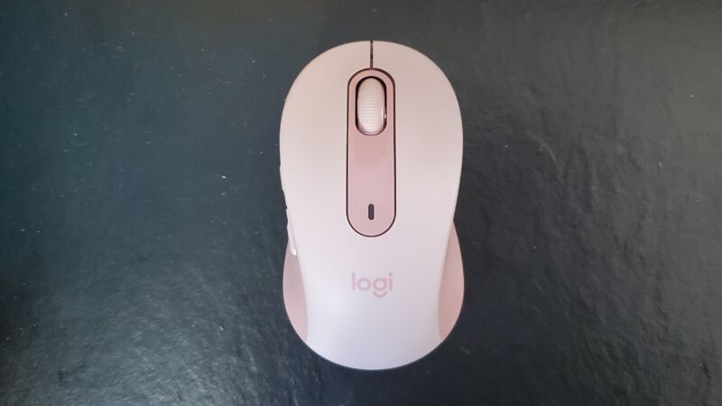 Logitech Signature M650: A quiet wireless mouse for big, small, or left hands