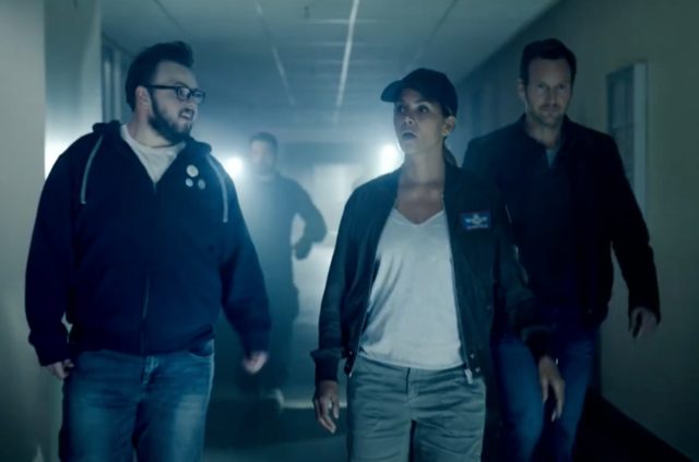 Le Théoricien Du Complot K.c. Houseman (John Bradley) Et Les Astronautes Jo Fowler (Halle Berry) Et Brian Harper (Patrick Wilson) Pourraient Être Le Dernier Espoir De La Terre.