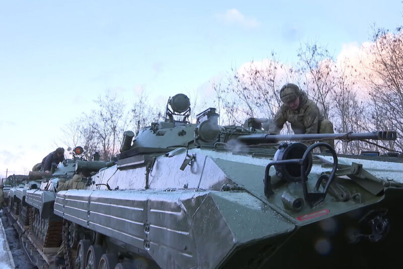Des militaires des unités du district militaire oriental de la Russie assistent à une cérémonie d'accueil à leur arrivée en Biélorussie pour participer à des exercices militaires conjoints.  L'armée russe combine ses propres moyens de transport avec les voyages en train.