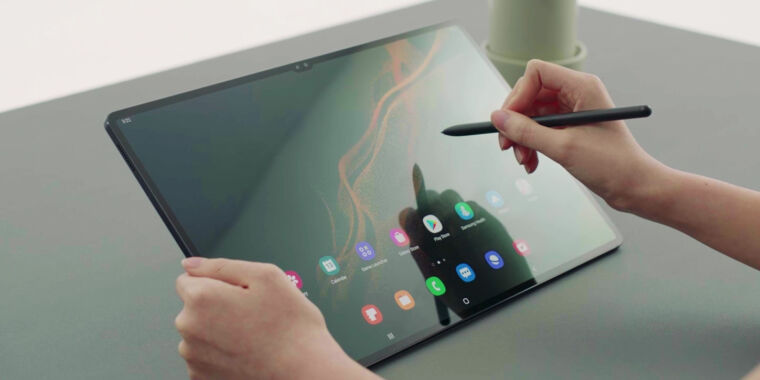 Samsung’s giant 14.6-inch Android tablet features a Macbook-style display notch

 | Tech Reddy