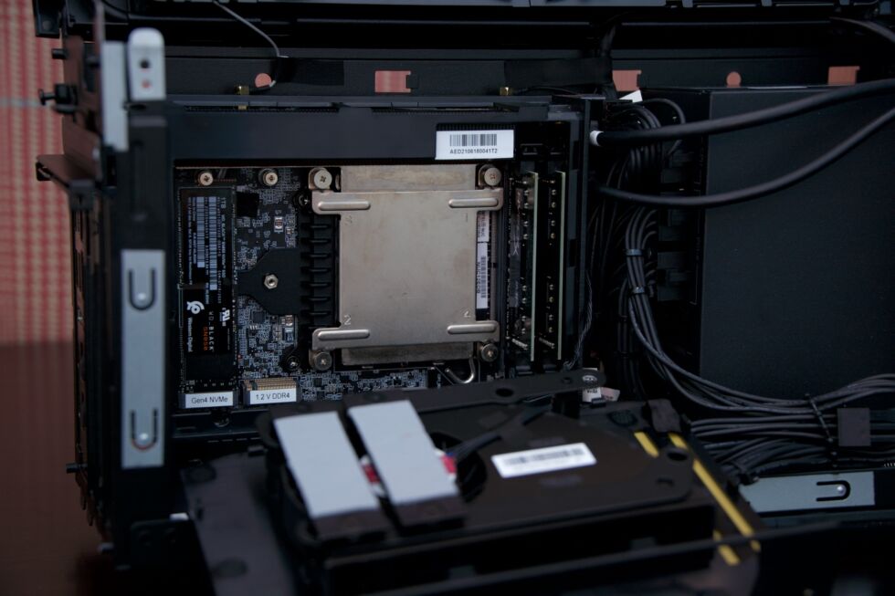 O NUC 12 Extreme usa CPUs de desktop, que devem fornecer um caminho de atualização melhor do que as versões anteriores do sistema.