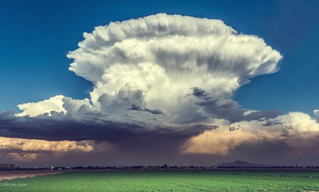 Cumulonimbus Nuages Au-Dessus De Chandler, Arizona, États-Unis, En 2018, Montrant La Pyramide Inversée Avec Le Nuage Sombre En Dessous.