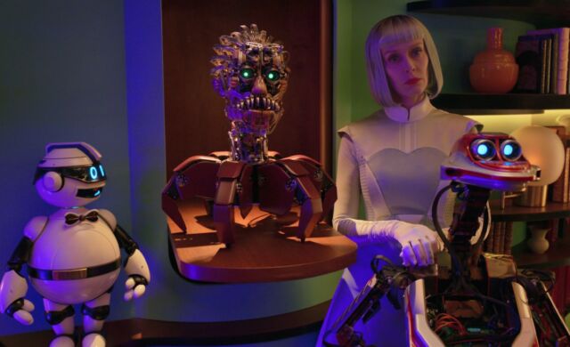 Les Robots De La Maison (De Gauche À Droite) : Tom, Einstein, Monique (Claude Perron) Et Nettoyeur Howard V2.