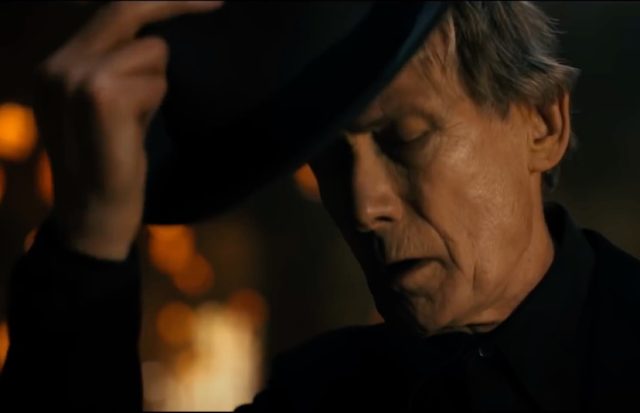 Bill Nighy Joue Une Version Plus Ancienne De Thomas Jerome Newton, Le Personnage Autrefois Interprété Par David Bowie.