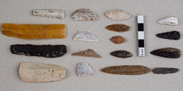Selection of flint lithic tools from the El Pendón ossuary: blades, geometric microliths, and arrowheads.