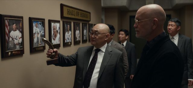 Mallory Montre La Galerie Des Astronautes Apollo De La Nasa À Un Scientifique Chinois En Visite Qui Est Un Négationniste De L’atterrissage Sur La Lune.