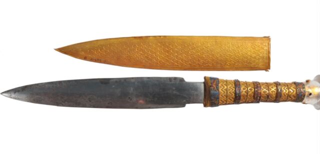 La daga de hierro del rey Tutankamón con su vaina dorada.  La longitud total de la daga es de 13,5 pulgadas (34,2 cm).