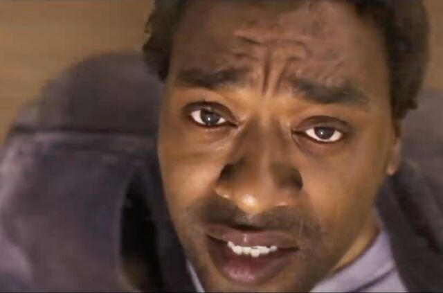 Chiwetel Ejiofor joue un extraterrestre nommé Faraday qui vient sur Terre, un écart par rapport au matériau source.