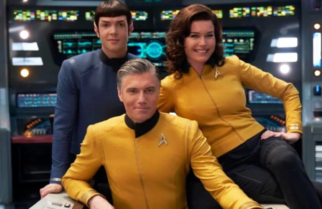 Anson Mount (Au Centre) Dans Le Rôle Du Capitaine Pike, Flanqué D’ethan Peck (À Gauche) Dans Le Rôle De Spock Et De Rebecca Romijn (À Droite) Dans Le Rôle Du Numéro Un.