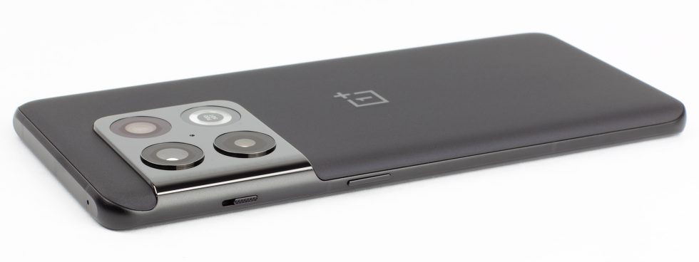 Most smartphone companies only allow themselves to deviate from the norm when it comes to designing the camera block.  OnePlus went with this wraparound design.