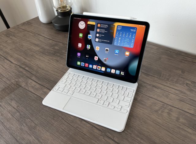 El iPad Air 2022 con Magic Keyboard y Apple Pencil.  Todos estos dispositivos están actualmente a la venta.