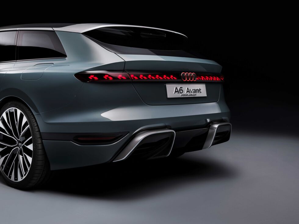 The satin aluminum rear diffuser echoes that of the RS 6 Avant at 300 km/h.