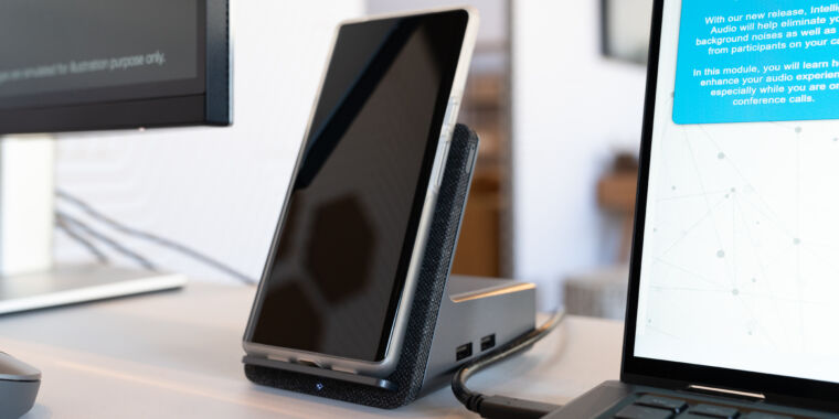Dell’s new dock wirelessly charges your phone while supporting two 4K monitors thumbnail