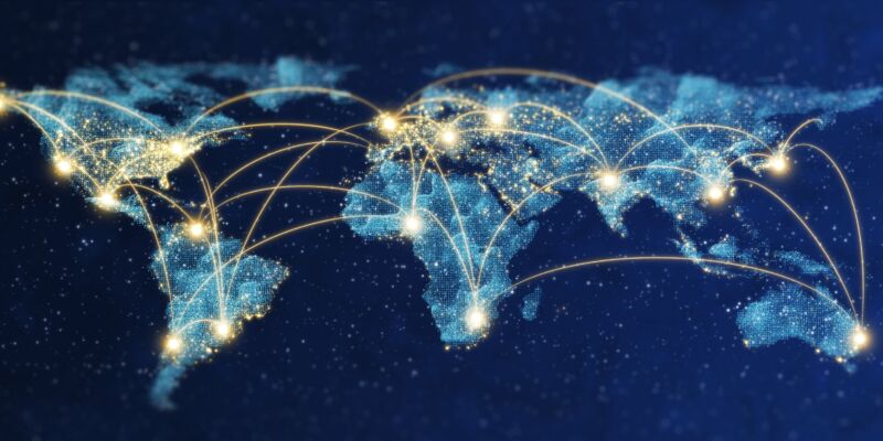 แผนที่โลกที่มีเส้นเรืองแสงเพื่อแสดงว่าประเทศต่างๆ เชื่อมต่อกันด้วยอินเทอร์เน็ตทั่วโลกอย่างไร