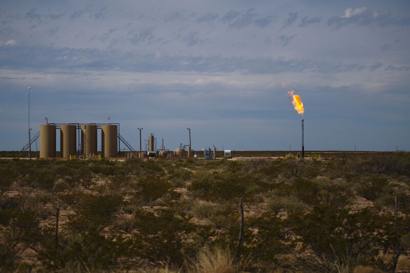 Image of fossil fuel extraction equipment.