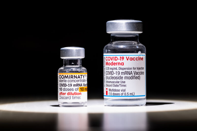 Вакцины Comirnaty (Pfizer/BioNTech) и Moderna против COVID-19.