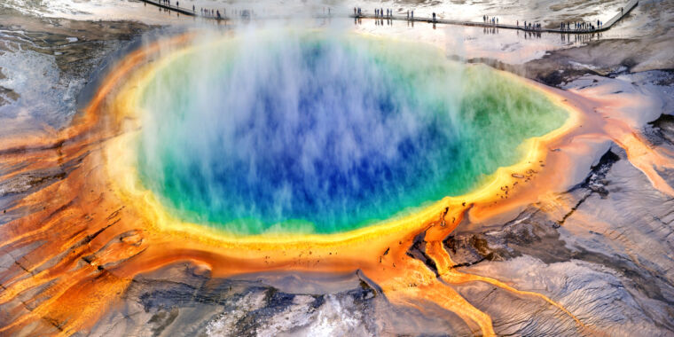 Nová fotka horké vody pod gejzíry v Yellowstone