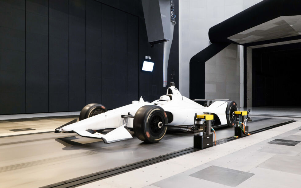 For high-speed aero testing, HALO employs a single wide belt, with the car mounted on arms.