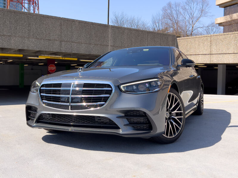 A mercedes S500 seen from the front 3/4