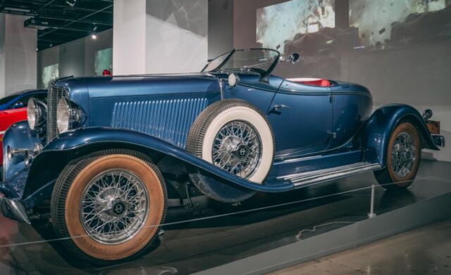the great gatsby blue car