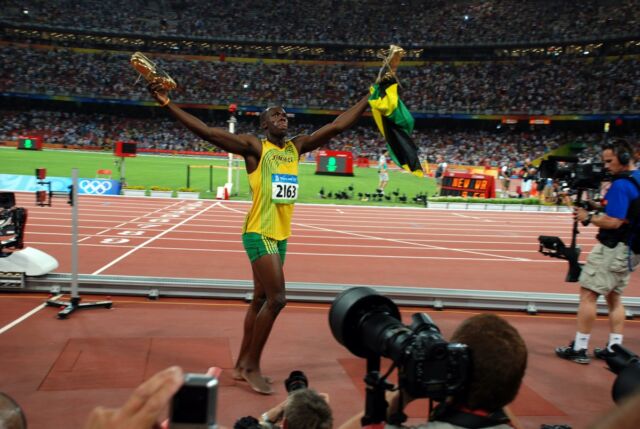 2008 বেইজিং গ্রীষ্মকালীন অলিম্পিকের সময় 100 মিটারে তার জয় এবং বিশ্ব রেকর্ডের পর উসাইন বোল্ট।